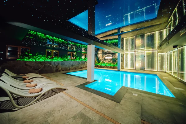 Basen w strefie SPA hotelu Le Mont